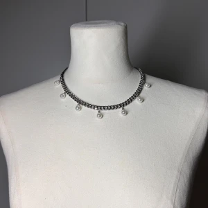 Halsband med pärlor  - Handgjort kedjehalsband med pärlor. Kedjan är 7mm bred och 45cm lång. Allt i rostfritt stål förutom pärlorna. Fast pris satt efter materialkostnader och tillverkning. Köp gärna via köp nu, snabb leverans.