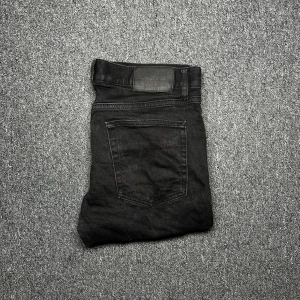 J.Lindeberg jeans slimfit 32/32 - Säljer mina feta J.Lindeberg jeans i storlek 32/32 som sitter slimfit. Säljer de eftersom de är för stora i midjan.