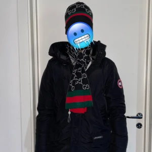 Gucci mössa&halsduk set - Helt ny. Fin replika med grym kvalitét. One size. Mössan och halsduken ingår i priset. Pris: 899kr. Först till kvarn som gäller. Skickas direkt inom 24h