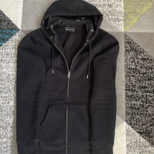 Armani zip hoodie - Säljer en jätte fin Armani zip hoodie i bra skick, storlek  S. Den är använt 4-5 gånger och tyvär så sitter den inte så bra på mig och behöver sälja den. Pris 699 ny pris 1699. Pris kan diskuteras vid snabb affär.