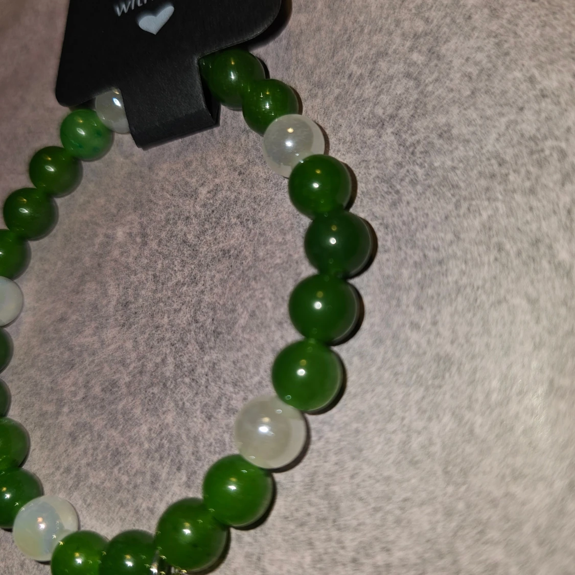 Grönt pärlarmband med lönnlöv berlock - 2
