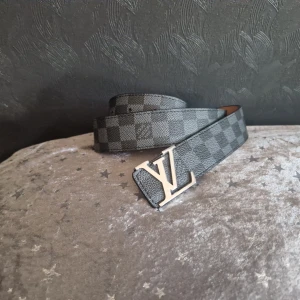 LV Bälte - Bälte silver knäpper. Svart