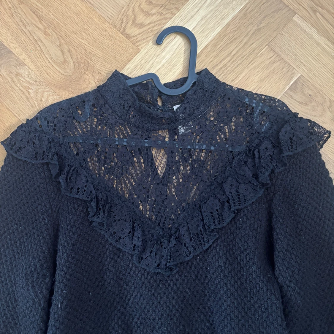 Svart stickad tröja med spets och volang - 2