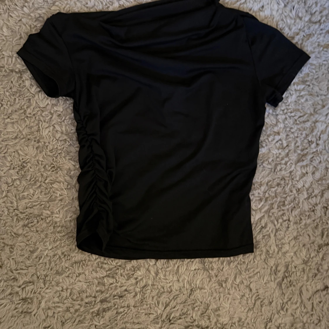 Svart off shoulder t shirt  - 1