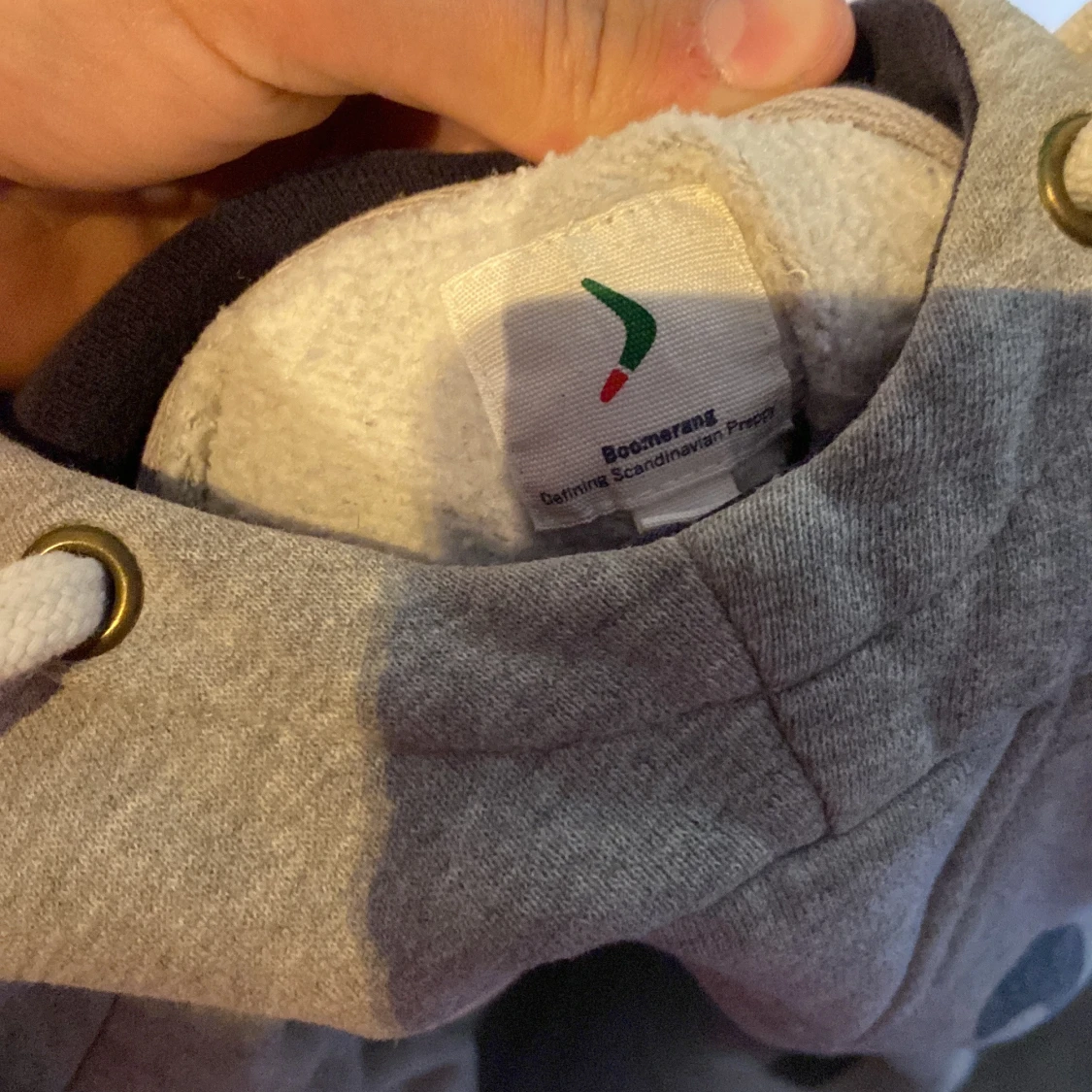 Grå hoodie från Boomerang med tryck - 2