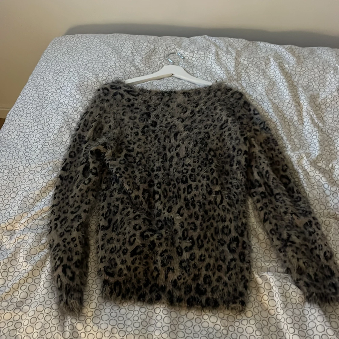 Leopardmönstrad fluffig tröja - 1