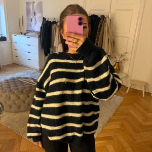 Randig stickad oversized tröja - Säljer en svart och vit randig stickad tröja med oversized passform. Tröjan har långa ärmar, breda ränder och en mysig, lite fluffig känsla. ( lite noppig)