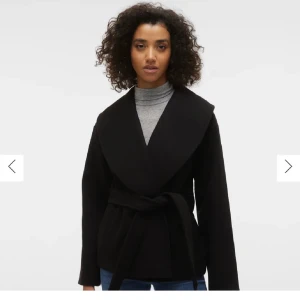 Svart  kappa med bälte - Svart jacka från Vera Moda, säljer för den är lite liten, 500 + frakt 