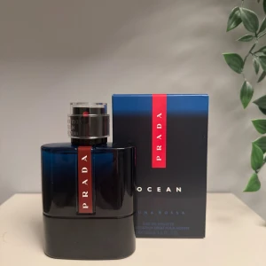 Prada Luna Rossa Ocean EdT 100ml - Prada Luna Rossa Ocean är en modern och fräsch parfym i 100ml flaska. Ingredienser: alkohol, parfym, aqua, limonene, linalool, citronellol, och flera andra. Tillverkad i Frankrike. Perfekt för dig som vill sticka ut med en ikonisk doft.