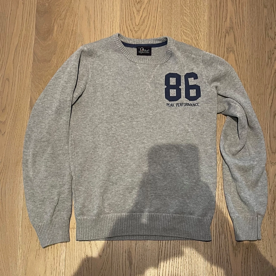 stickad tröja från Peak Performance