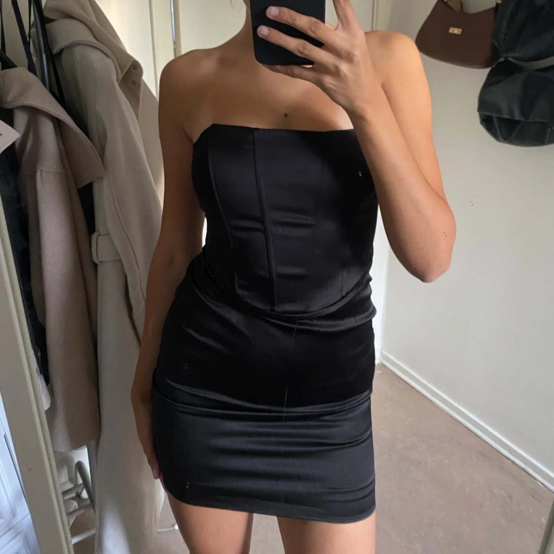 Svart axelbandslös kort klänning