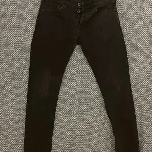 Dondup George Svart - Svarta dondup jeans av modellen George. George märket har lossnat innanför jeansen