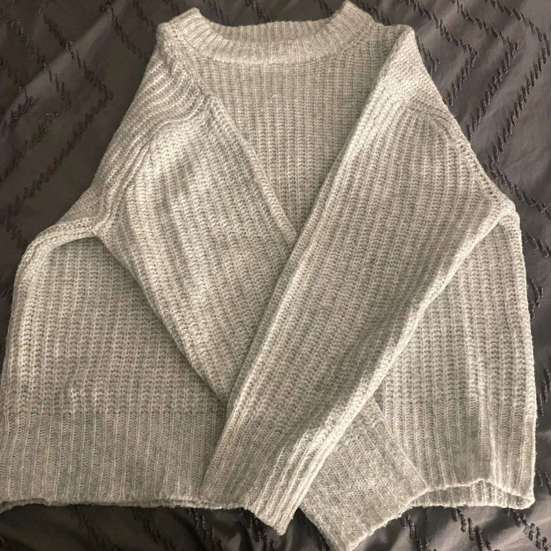 Ljusgrå stickad tröja med struktur - 2