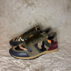 Valentino Rockrunner  - Tja,Säljer ett par Valentino rockrunners I väldigt fint skick, 8/10. Storlek 42! Ny pris:8000 | mitt pris: 900kr