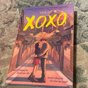 XOXO - En charmig och romantisk berättelse om Jenny, en klassiskt skolad cellist, och Jaewoo, en K-pop idol. Perfekt för dig som älskar K-drama, musik och att följa hjärtat även när det innebär att ta risker. En feelgood-roman om drömmar, vänskap och kärlek.