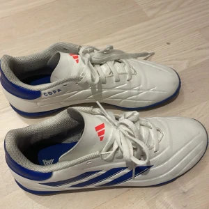 Vita Adidas Copa fotbollsskor - Säljer ett par vita Adidas Copa fotbollsskor i mycket fint skick.
