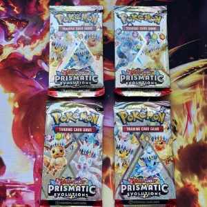 Pokémon Scarlet & Violet Prismatic Evolutions Trading Card Game - Fyra booster-paket från Pokémon Scarlet & Violet Prismatic Evolutions! Perfekt för dig som älskar att samla och spela Pokémonkort. Varje paket innehåller 10 kort med coola illustrationer av populära Pokémon. Passar både samlare och spelare som vill utöka sin samling.