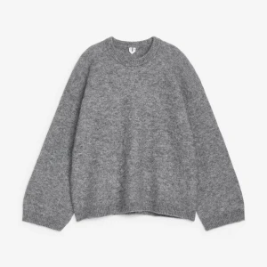 Stickad tröja från Arket - Stickad tröja i oversize stil i strl XS från Arket. Använd några gånger och är i färgen grå. 