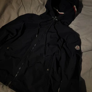 Moncler Grimpeurs Giubbotto Vindjacka - Moncler Grimpeurs Giubbotto Navy Blue vindjacka. Condition: 9/10 (no flaws/stains) NFC + QR Size - 2 (S/M) Nypris: 9000kr Mitt pris: 2000kr 