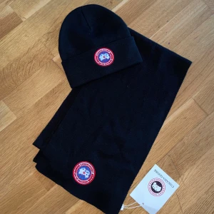 Canada goose mössa&halsduk set - Helt ny. Fin replika med grym kvalitet. One size. Mössa&halsduk ingår( set). Pris: 999kr. Först till kvarn som gäller.skickas direkt inom 24h