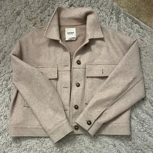 Beige kappa  - Säljer en beige kappa som är relativt tunn. Storlek M men passar mig som vanligtvis har S/Xs. Pris kan diskuteras!