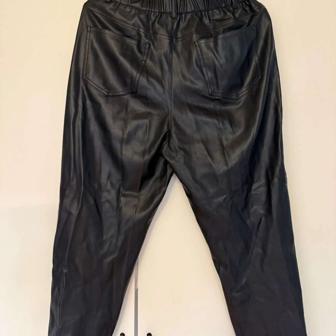 Svarta skinnbyxor från MNG Casual - 2