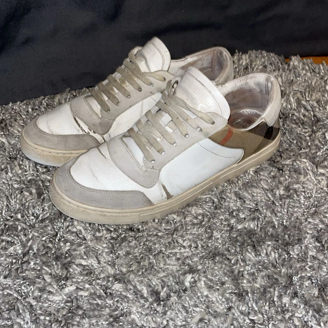 Burberry vita sneakers med rutiga detaljer