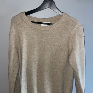 Beige stickad tröja från Vila - Snygg beige stickad tröja från Vila i storlek XS. Tröjan har rund halsringning och långa ärmar💞