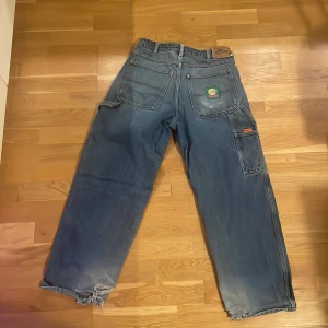 Butter baggy jeans ”very baggy fit” - Jeans från skate och streetwear märket butter, rätt slitna men ändå snygga. ”Very baggy fit”