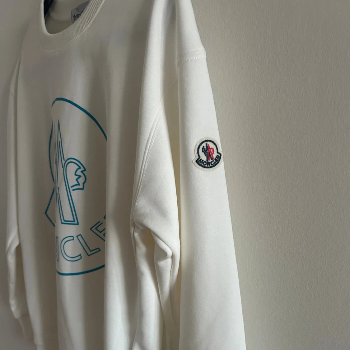 Vit sweatshirt från Moncler med blå logga - 1