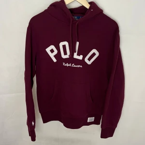 Ralph Lauren hoodie - Riktigt soft vinröd raffe Hoodie. Storlek S. Ungefär nyskick.