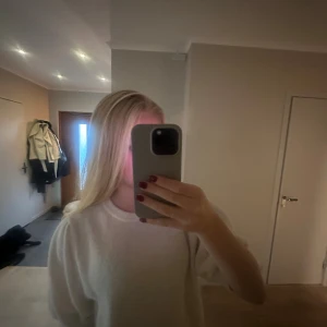 Vit stickad tröja från Gina Tricot - Superfin vit stickad tröja från Gina Tricot i storlek XS. Tröjan har korta puffärmar och ribbade kanter vid hals, ärmslut och nederkant. Säljs för ett bra pris🤍