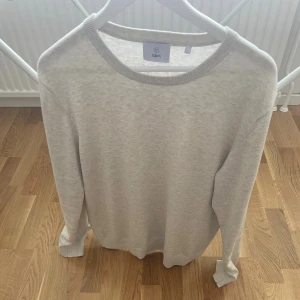 Ljusgrå/vit stickad tröja från Bläck - Snygg stickad tröja från Bläck i storlek L. Riktigt skön och i nyskick. Nypris 599.