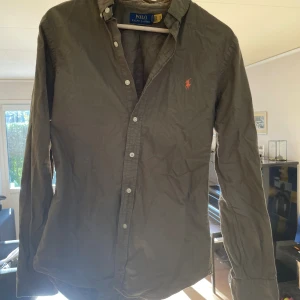 Polo Ralph Lauren Skjorta - Säljer nu en fräsch Skjorta! Ge skjortan en strykning så är den i nyskick‼️Storlek S i slimfit. Trendig och snygg🙌