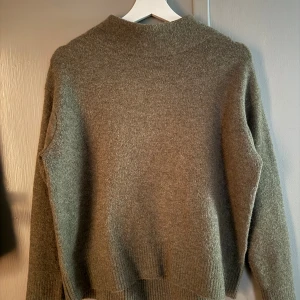 Grön stickad tröja - Mörk grön stickad tröja från uniqlo med liten krage💕