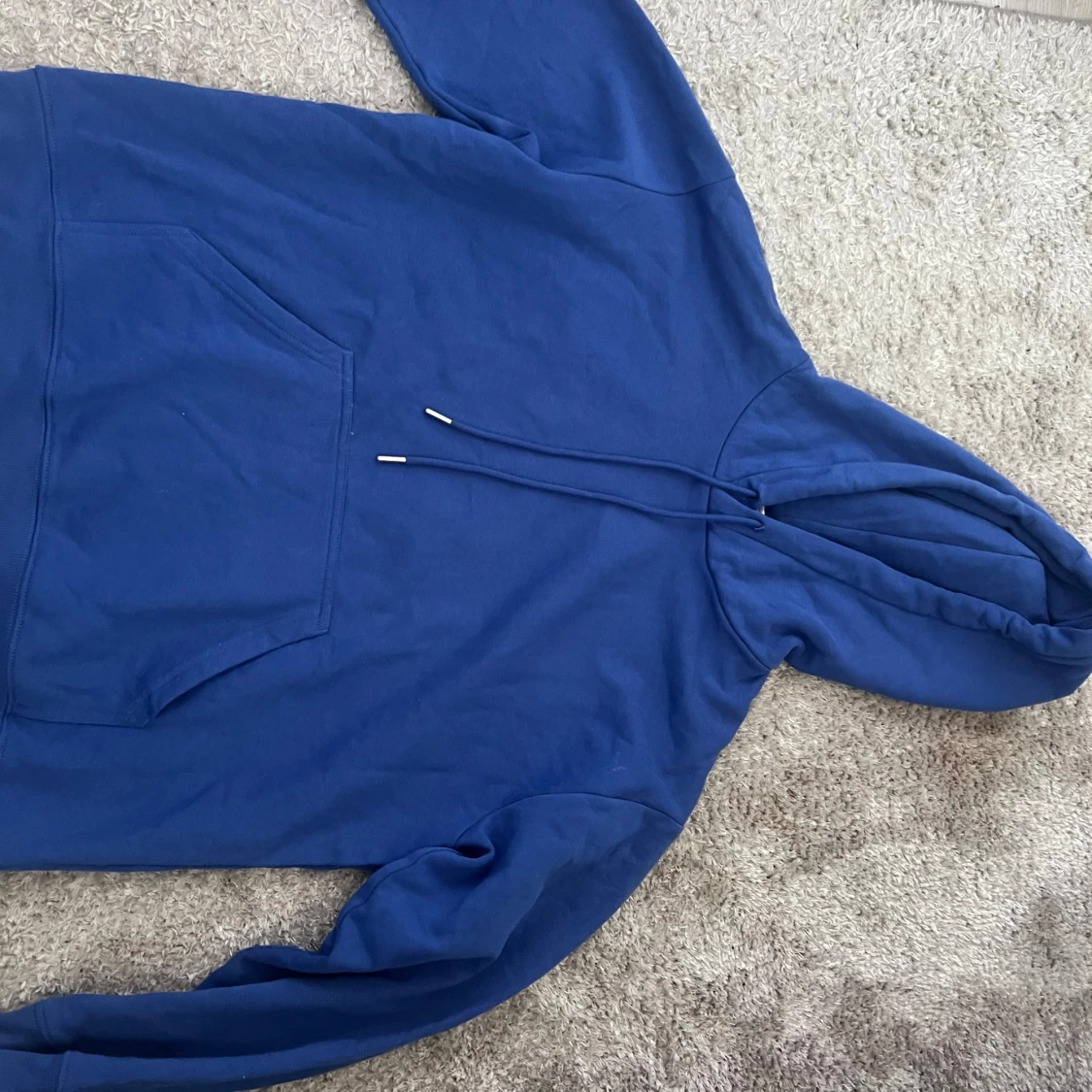 Blå hoodie med huva och ficka