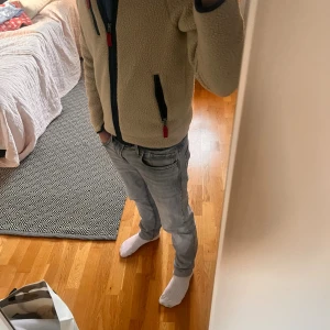 Grå slim fit jeans från Pepe Jeans - Säljer ett par gråa slim fit jeans från Pepe Jeans, modell Hatch. Byxorna har klassisk femficksdesign. Jeansen är tillverkade i mjukt denimtyg och har en snygg, ljusgrå tvätt som passar till det mesta.