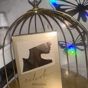 Billie Eilish Eau de Parfum 30ml - Trendig parfym från Billie Eilish i snygg förpackning. Eau de Parfum, 30 ml. Perfekt för dig som vill ha något unikt i din samling.