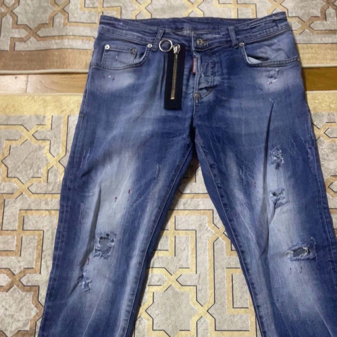 Blå slitna jeans med skinny fit