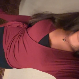 Vinröd omlottkofta från lager 157 - Säljer en vinröd omlottklänning från lager 157 i storlek S är i ett mjukt material. 