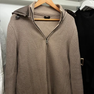 Beige stickad cardigan jacka med huva - Jätte eftertraktad Massimo dutti cardian, bra skick. Kan sänka pris vid snabb affär