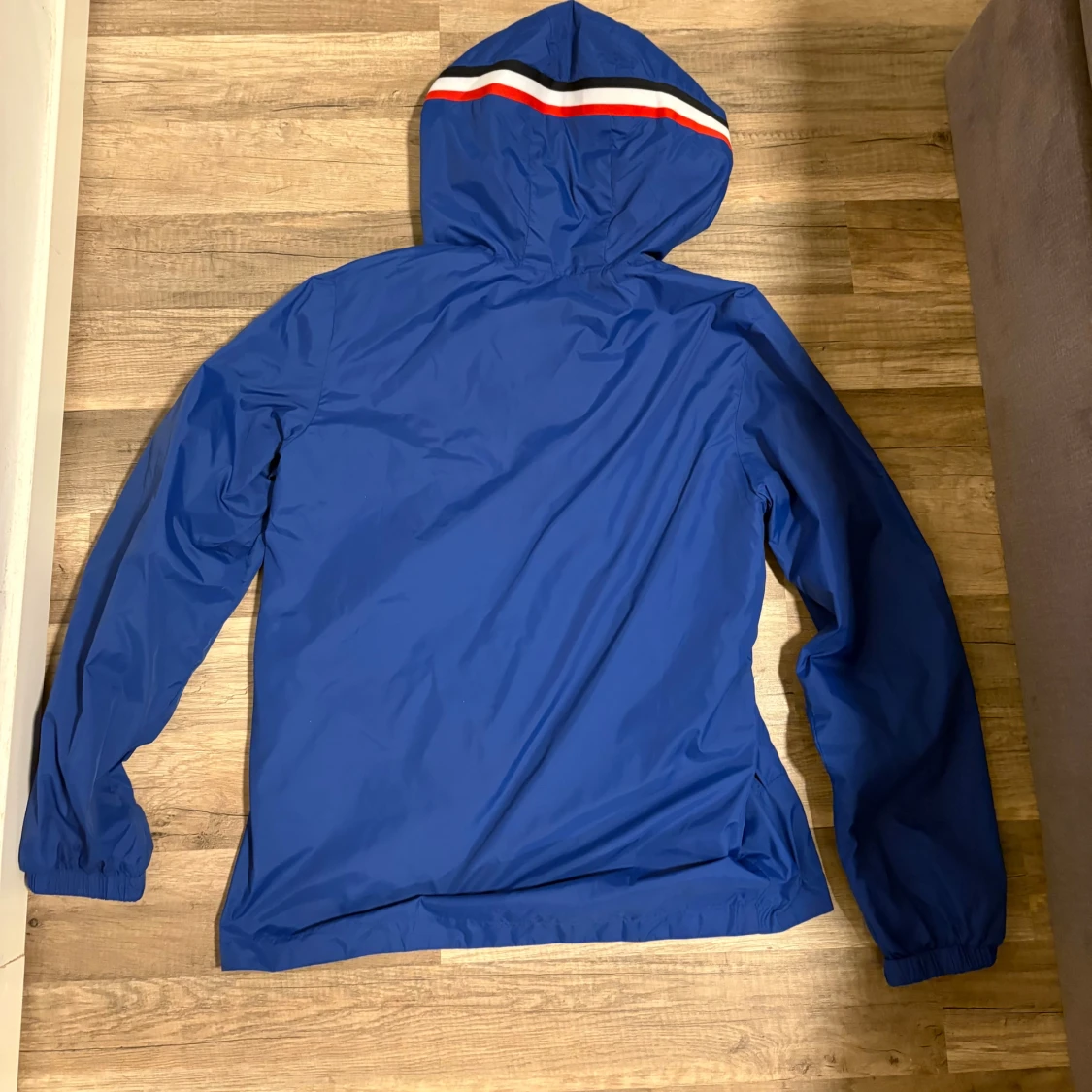 Blå vindjacka från Moncler med huva - 2