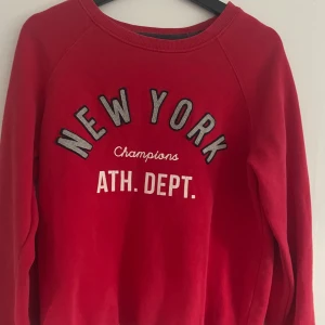 Gina Tricot - En äldre röd tröja från Gina trico i storlek S/M. Har en oversized passform