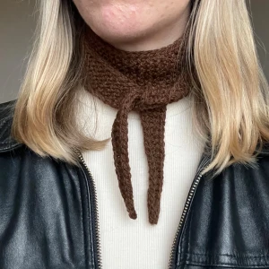 Stickad brun halsduk / scarf - Fint brun halsduk stickad av mig :) perfekt nu till hösten!🍁Stickad i ull, är man känslig kan den nog därför upplevas liiite sticksig :)