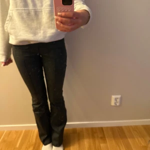 Skinbyxor - Säljer dessa jätte snygga skinbyxor med snygga framfickor! Jag är 170 och har 32-34 och xs-s och 32-34 i referens🩷 byxorna är ifrån Nelly!