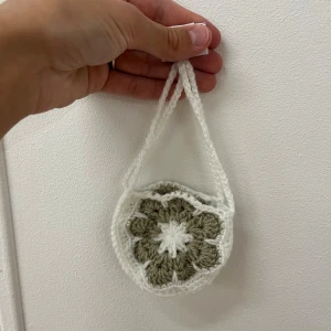 Virkad snusväska  - Observera: (första bilden) BEIGE/GRÅ snusväska virkad av mig! De andra bilderna är fler exempel med andra färger🧶 Väskan går även att använda för andra småsaker