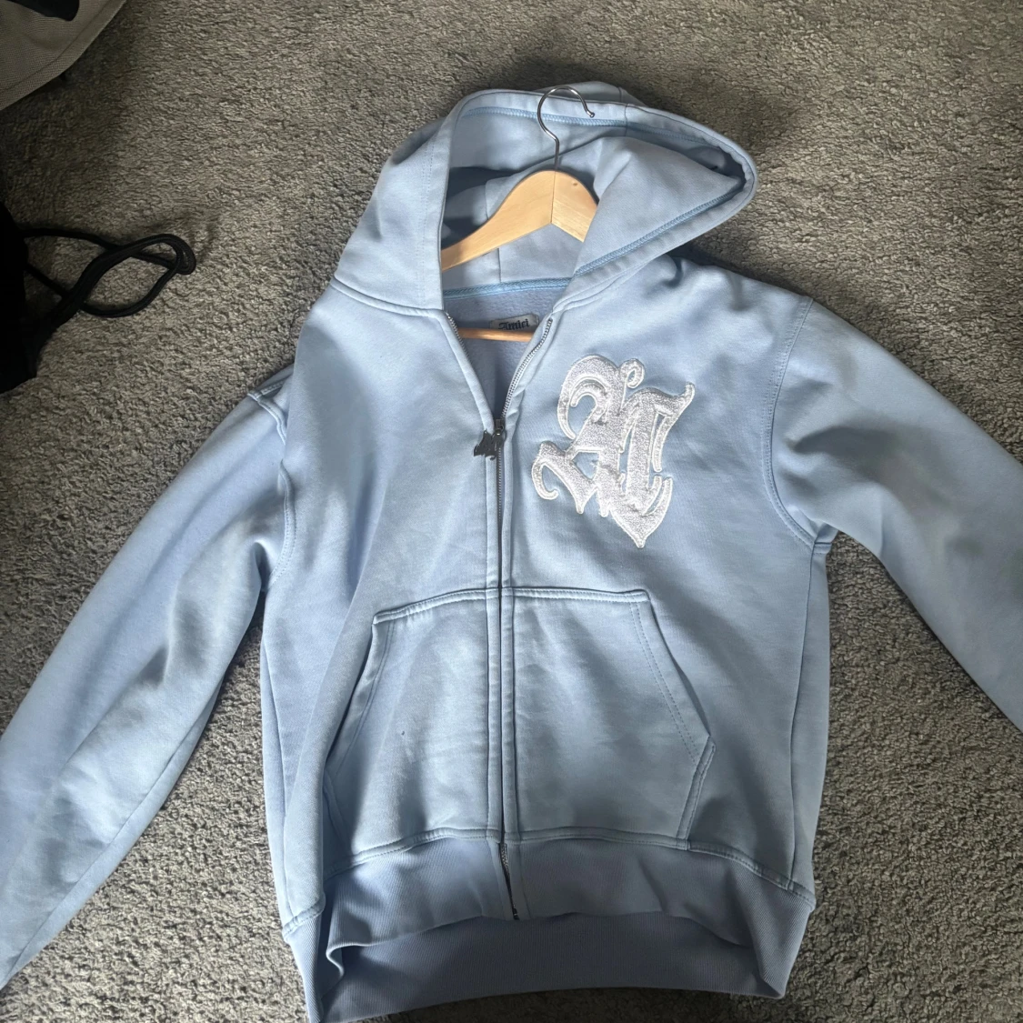 Ljusblå hoodie från AMICI Clothing 