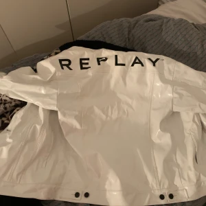 Skit snygg replay jacka  - Säljer nu denna skit snygga replay regn jackan som passar perfekt till dig som vill ha en regna jacka men fortfarande vill att den ska va cool och unik. Passar både kvinnor och män. Vet ej vad det är för storlek men som referens bruka jag ha storlek S/M på jackor. (den hade redan defekt när den köptes) Köpets på Sellpy för 2000kr. Pris går att diskutera. Hör av dig för mer information 💋