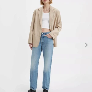 Levi's 501 ljusblå raka jeans W26 L30 - Ljusblå Levi's 501 jeans med klassisk rak passform och hög midja. Jeansen har fem fickor, knappgylf och snyggt tvättad denim i en färg som är svår att få tag i idag. Nypris 1299kr