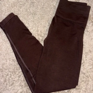 Oner Active tights - Oner active tights. Modell: Effortless seamless. Färg: 70% cocoa. 